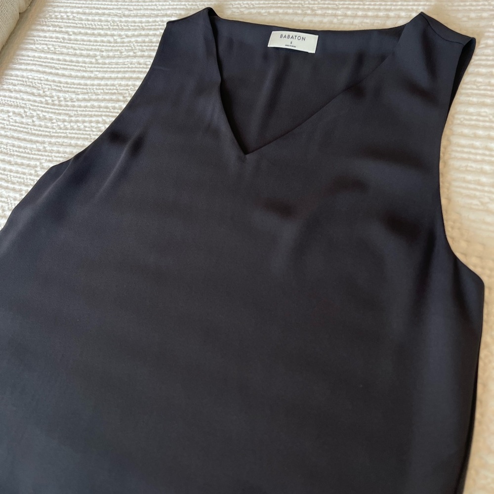 Women’s Aritzia Babaton Murphy Sleeveless V Neck Blouse in Dark Gray Size Small